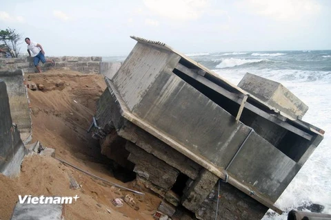 Phú Yên: Triều cường lại xuất hiện, 30m kè chắn sóng bị sập
