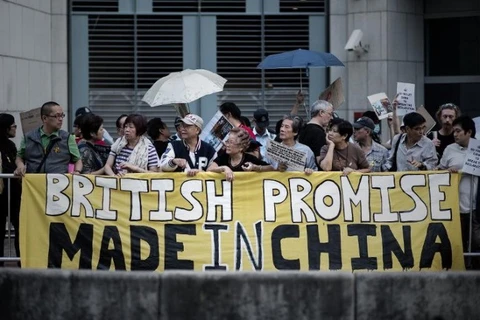 Hong Kong giải tán người biểu tình bên ngoài lãnh sự quán Anh