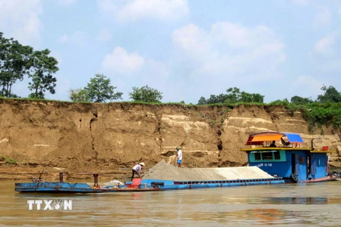 Tuyên Quang xử lý nhiều vụ khai thác cát sỏi trái phép trên sông Lô