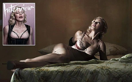 ''Nữ hoàng nhạc Pop'' Madonna khoe ngực trần ở tuổi U60