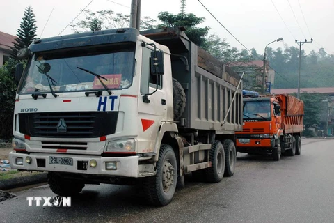 Công an Thanh Hóa xử phạt đoàn xe chở quặng quá tải trọng
