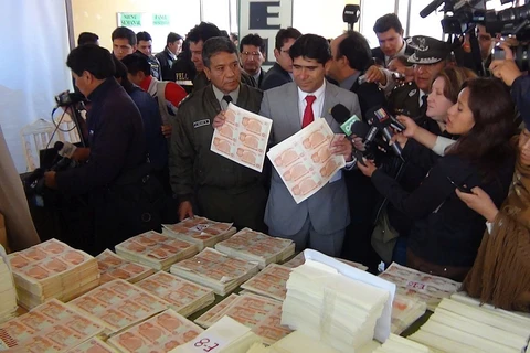 Cảnh sát Bolivia triệt phá đường dây làm tiền giả quy mô lớn