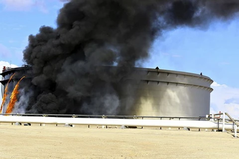 Libya: Trúng rocket, 5 bồn chứa dầu bốc cháy tại cảng Sidra