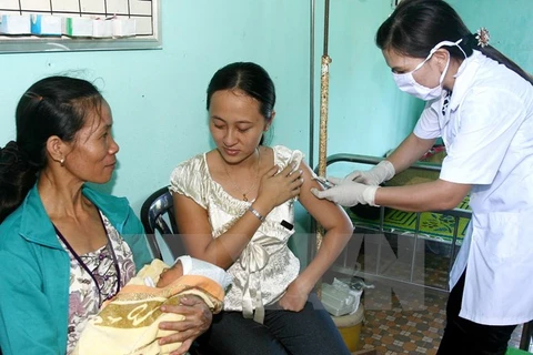 Cách chức Phó trưởng Trạm Y tế xã tiêm nhầm vắcxin cho thai phụ