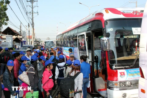 Bình Dương hỗ trợ 1.400 vé xe cho công nhân về quê đón Tết