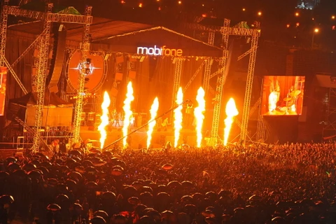 MobiFone RockStorm7 "bùng cháy" xua tan mưa lạnh của Hà Nội