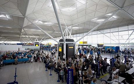 Cảnh sát Anh bắt giữ một nghi can khủng bố tại sân bay 