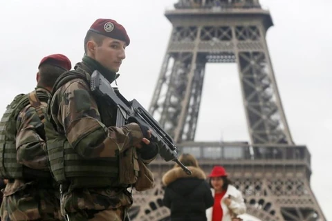 Pháp tuyển thêm 2.680 nhân viên chuyên trách chống khủng bố