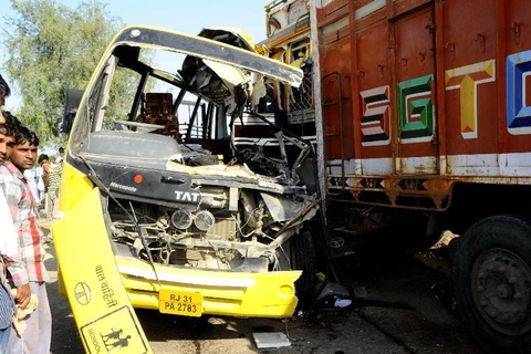 Xe khách mất lái lao vào xe tải khiến 11 người tử vong ở Ấn Độ