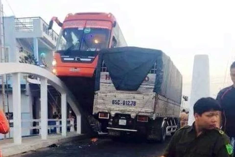Va chạm với xe tải, xe khách Phương Trang leo lên lan can cầu