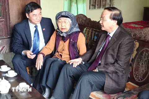 Ông Tô Huy Rứa thăm, tặng quà các gia đình chính sách Bắc Ninh