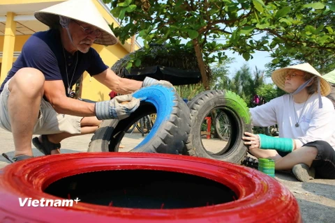 [Photo] Du khách tình nguyện làm sân chơi cho trẻ em nông thôn