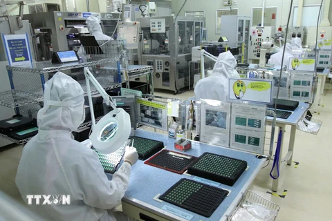 Sản xuất linh kiện điện tử tại Công ty trách nhiệm hữu hạn Mtex Việt Nam, Thành phố Hồ Chí Minh. (Ảnh: Thanh Vũ/TTXVN)