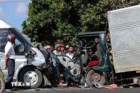 Tiền Giang: Xe khách đâm vào cabin xe tải khiến một người tử vong