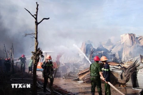 Bến Tre: Cháy kho chứa, hơn 1.000 tấn vải thun bị thiêu rụi