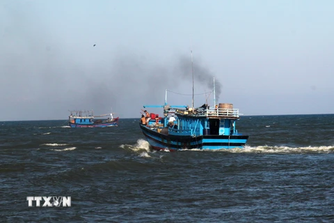 Quảng Nam: Tặng máy bộ đàm hàng hải cho ngư dân đánh bắt xa bờ