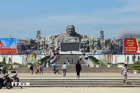 Khắc phục gạch bong trước sân tượng đài Mẹ Việt Nam Anh hùng