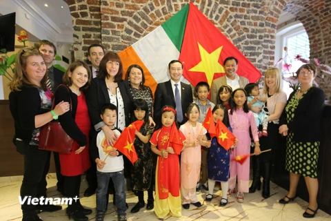 Giữ gìn bản sắc văn hóa trong gia đình Ireland nhận con nuôi Việt