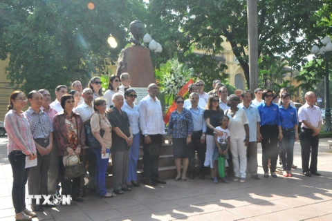 Dâng hoa tưởng nhớ anh hùng dân tộc Cuba José Martí tại Hà Nội