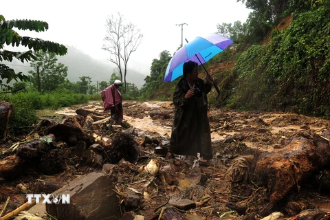 Nhiều vùng trên cả nước có mưa rào, cảnh báo nguy cơ sạt lở đất