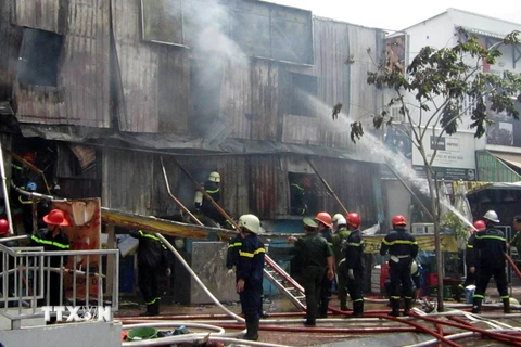 Cháy lớn Thành phố Hồ Chí Minh thiêu rụi hơn 10 phòng trọ, quán ăn