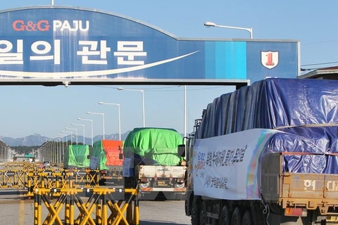 Đoàn xe Hàn Quốc viện trợ lương thực và thuốc men cho Triều Tiên. (Nguồn: YONHAP/TTXVN) 