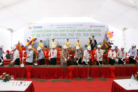 Các đại biểu tham dự lễ khởi công công trình Dự án khu nhà ở dành cho người lao động tại dự án Tổ hợp Yên Bình. (Ảnh: Thu Hằng/TTXVN) 