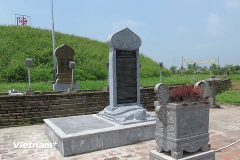 Trước mỗi gò mộ vẫn còn 2 tấm bia đá và bia đá ốp đồng tồn tại (chụp chiều ngày 16/5). (Ảnh: Xuân Tiến-Hải An/Vietnam+)