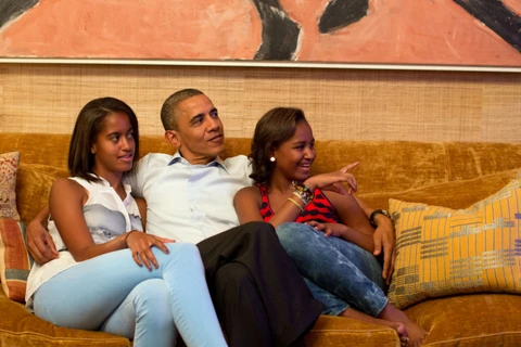 Ông Obama và hai con gái Malia Obama, Sasha Obama. (Nguồn: CNN)