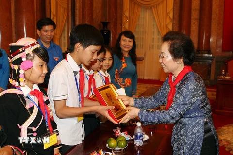 Phó Chủ tịch nước Nguyễn Thị Doan tặng quà các em có hoàn cảnh đặc biệt khó khăn, trẻ em nghèo hiếu học, học giỏi trên toàn quốc. (Ảnh: Phạm Kiên/TTXVN)