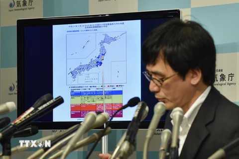 Chuyên gia động đất của Cơ quan khí tượng Nhật Bản trong cuộc họp báo thông báo về động đất tại Tokyo, ngày 30/5. (Nguồn: Kyodo/TTXVN)