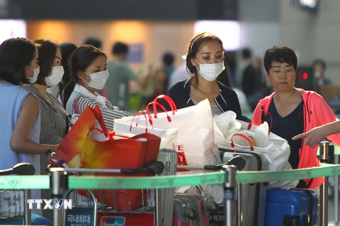 Khách du lịch Nhật Bản đeo khẩu trang phòng bệnh tại sân bay quốc tế Incheon, Hàn Quốc ngày 30/5. (Nguồn: THX/TTXVN)