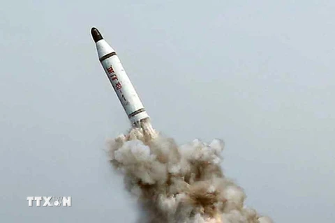 Triều Tiên bắn thử thành công một loại tên lửa đạn đạo phóng từ tàu ngầm vào sáng 9/5. (Nguồn: Yonhap/TTXVN) 