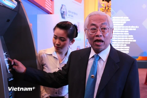 Ông Trần Phương Bình, Tổng giám đốc DongA Bank giới thiệu về hệ thống Auto Banking. (Ảnh: Hà Huy Hiệp/Vietnam+) 