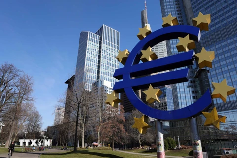 Logo của đồng euro bên ngoài trụ sở cũ của Ngân hàng Trung ương châu Âu (ECB) tại Frankfurt, Đức. (Nguồn: THX/TTXVN)