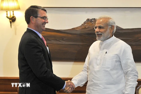 Thủ tướng Ấn Độ Narendra Modi (phải) có cuộc gặp với Bộ trưởng Quốc phòng Mỹ Ashton Carter (trái). (Nguồn: AFP/TTXVN)