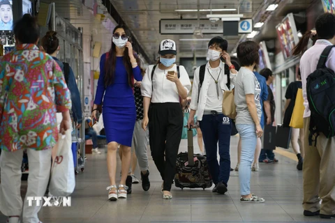 Người dân Hàn Quốc đeo khẩu trang trang đề phòng sự lây lan của dịch bệnh MERS tại khu thương mại Myeongdong ở Seoul ngày 4/6. (Nguồn: AFP/TTXVN)