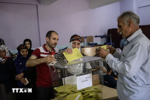 Cử tri Thổ Nhĩ Kỳ bỏ phiếu tại một địa điểm bầu cử ở thành phố Diyarbakir. (Nguồn: AFP/TTXVN)