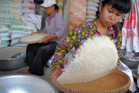 Tại cửa hàng bán gạo ở thủ đô Phnom Penh, Campuchia. (Nguồn: AFP/TTXVN)