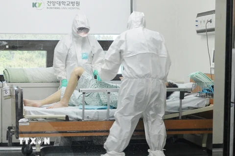 Điều tra cho bệnh nhân nhiễm MERS tại Hàn Quốc. (Nguồn: Yonhap/TTXVN)