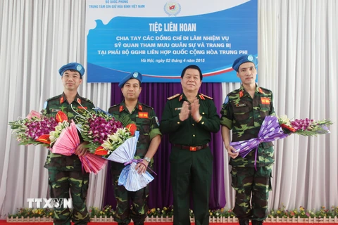 Lễ chia tay 3 cán bộ thuộc Trung tâm Gìn giữ hòa bình Việt Nam lên đường làm nhiệm vụ tại phái bộ Liên hợp quốc ở Cộng hòa Trung Phi. (Ảnh: Hồng Pha/TTXVN)