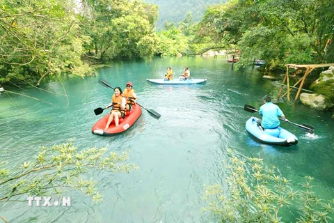 Bơi thuyền trên dòng suối trong xanh ở Phong Nha-Kẻ Bàng. (Ảnh: Đức Thọ/TTXVN)