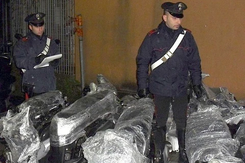 Cảnh sát Italy và một số bộ phận xe máy bị thu giữ sau khi phá vỡ một đường dây tiêu thụ xe ăn cắp. (Nguồn: ANSA)