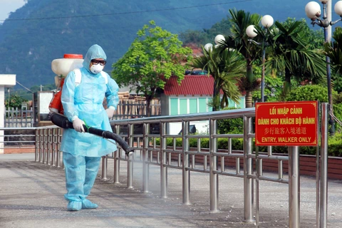 Phun thuốc khử trùng tiêu độc tại cửa khẩu quốc tế Thanh Thủy. (Ảnh: Đỗ Bình/TTXVN)