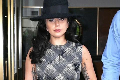 Thiết kế này của Marc Jacobs mang đến một hình ảnh chững chạc sang trọng, quý phái cho Lady Gaga. 