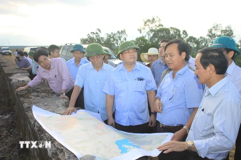 Phó Thủ tướng Hoàng Trung Hải tại hồ thủy lợi Trúc Kinh, huyện Gio Linh. (Ảnh: Hồ Cầu/TTXVN)