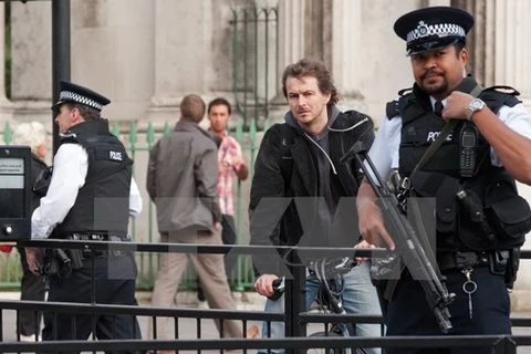 Cảnh sát Anh tăng cường an ninh tại trung tâm London. (Nguồn: AFP/TTXVN)