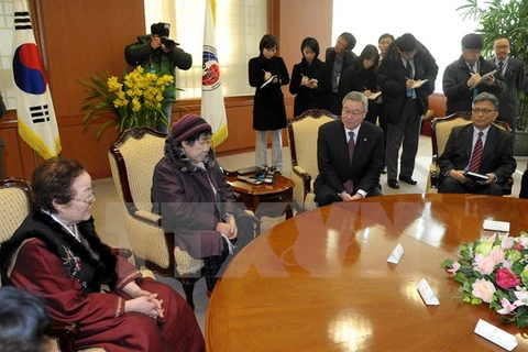 Cuộc gặp giữa Ngoại trưởng Hàn Quốc và những phụ nữ từng bị ép buộc phục vụ tình dục cho lính Nhật. (Nguồn: Yonhap/TTXVN)