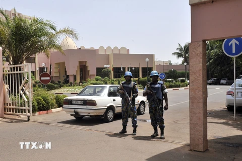 Binh sỹ gìn giữ hòa bình Liên hợp quốc gác tại khách sạn Salem ở Bamako.(Nguồn: AFP/TTXVN)