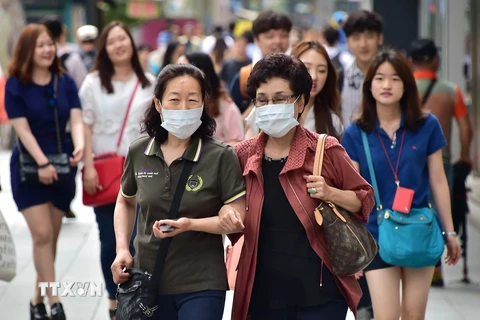 Người dân đeo khẩu trang phòng tránh MERS tại thủ đô Seoul ngày 19/6. (Nguồn: AFP/ TTXVN)